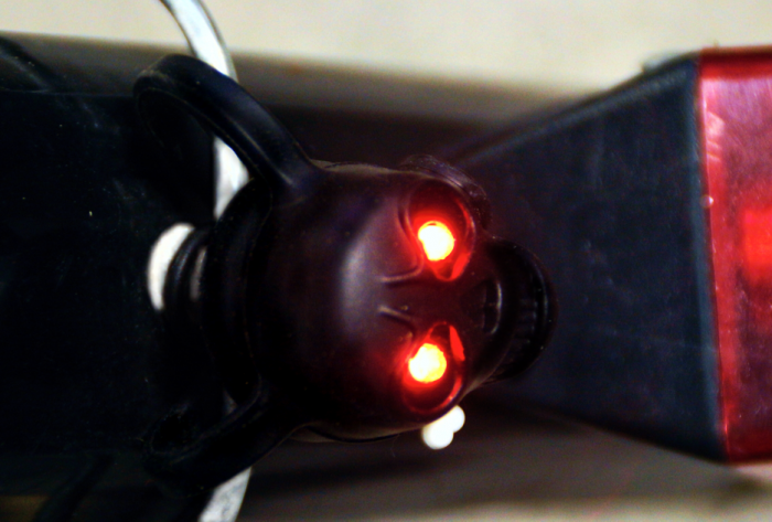 LED Totenkopf mit leuchtenden und blinkenden roten Augen