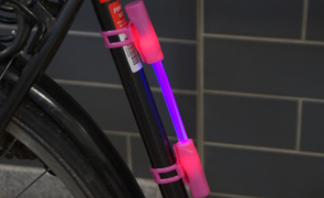 LED-Fahrrad Leuchtstab  „Radiant Glow“ Fahrradrakete/Streulicht Pink